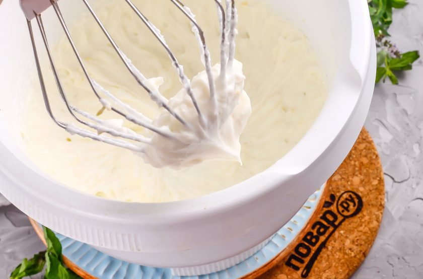 1. Этап. Торт из венских вафель: Взбейте все примерно 3-5 минут до получения крема.