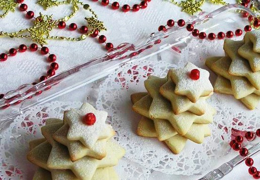 1. Этап. Имбирно-лимонное печенье «Ёлочки»: Посыпьте сахарной пудрой.