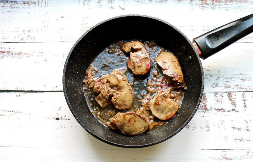 1. Этап. Куриные рулетики замороженные: В сковороде разогрейте растительное масло и обжарьте куриную печень в течение 3 минут.