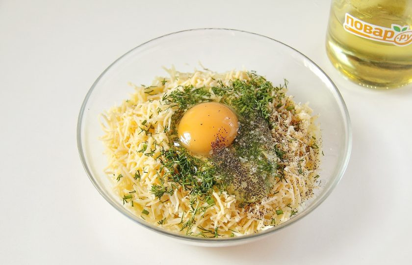 1. Этап. Оладьи из вермишели: Одно яйцо, соль, специи по вкусу и любую свежую зелень по желанию.