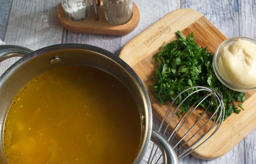 1. Этап. Гречневый суп Сливочный: Добавьте плавленый сыр, тщательно перемешайте до однородности. Добавьте рубленную петрушку. Посолите и поперчите по вкусу.