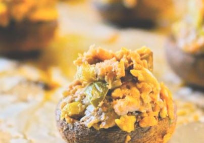 1. Этап. Фаршированные грибы с оливками и орехами: Шляпки грибов охладите, с помощью ложки плотно вложите начинку в каждый грибок.