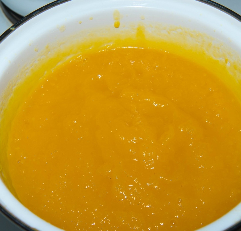 1. Этап. Запеканка из тыквы с творогом в духовке: Для начала приготовим само тыквенное пюре: для этого свежую тыкву разрежьте на средние кусочки, готовьте её на пару до мягкости (25-30 минут). Готовую тыкву остудите, очистите от кожицы. При помощи блендера сделайте из неё пюре.