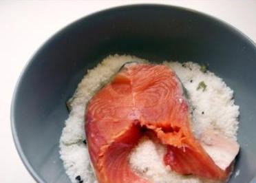 1. Этап. Горбуша маринованная: Далее разминаем в ступке 6 горошин душистого перца и смешиваем их с солью, сахаром и разломанным на небольшие кусочки лавровым листом (1 шт). Промываем горбушу под проточной водой и поочередно обмакиваем каждый кусок в приготовленную смесь.