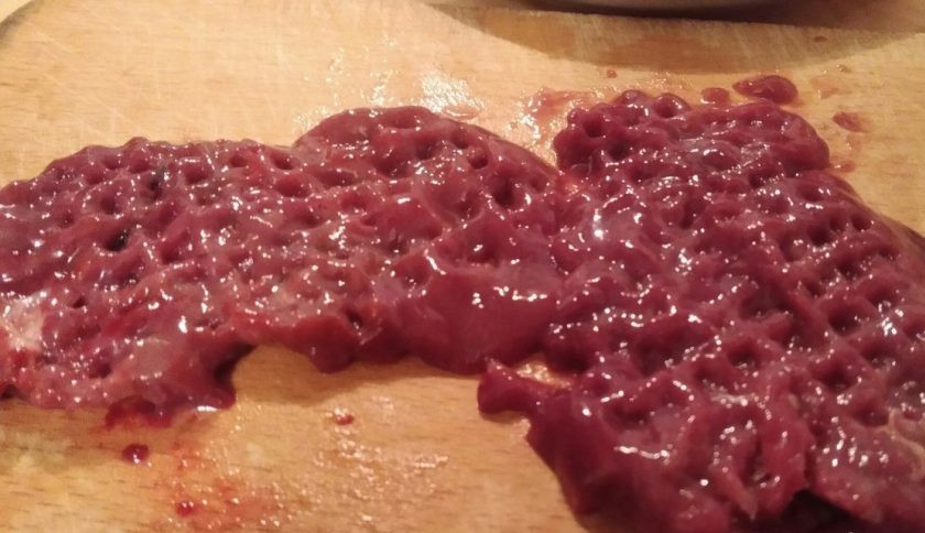 1. Этап. Отбивные из куриной печени в овсяных отрубях: 3. Затем снимаем пленку или пакет и начнем обмакивать печень в яйце и отрубях. Отруби я использую вместо панировочных сухарей. Получается не только вкусно, но и сытно.