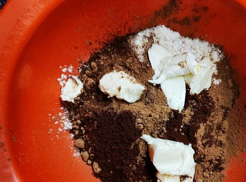 1. Этап. Карамельный чизкейк с облепихой: Добавить размягченное сливочное масло.