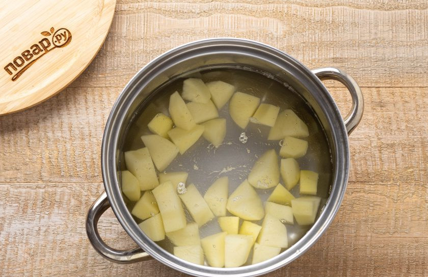 1. Этап. Суп из замороженных грибов: Переложите в кастрюлю, влейте воду и поставьте вариться на среднем огне.