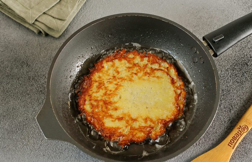 1. Этап. Скандинавский завтрак: Затем на эту же сковороду выкладывайте частями тесто, разравнивая его ложкой и жарьте картофельные блинчики с двух сторон до золотистого цвета. Толщина должна быть небольшая, так блинчики останутся внутри нежные, а снаружи образуется хрустящая корочка. В процессе если необходимо, подливаем масло.