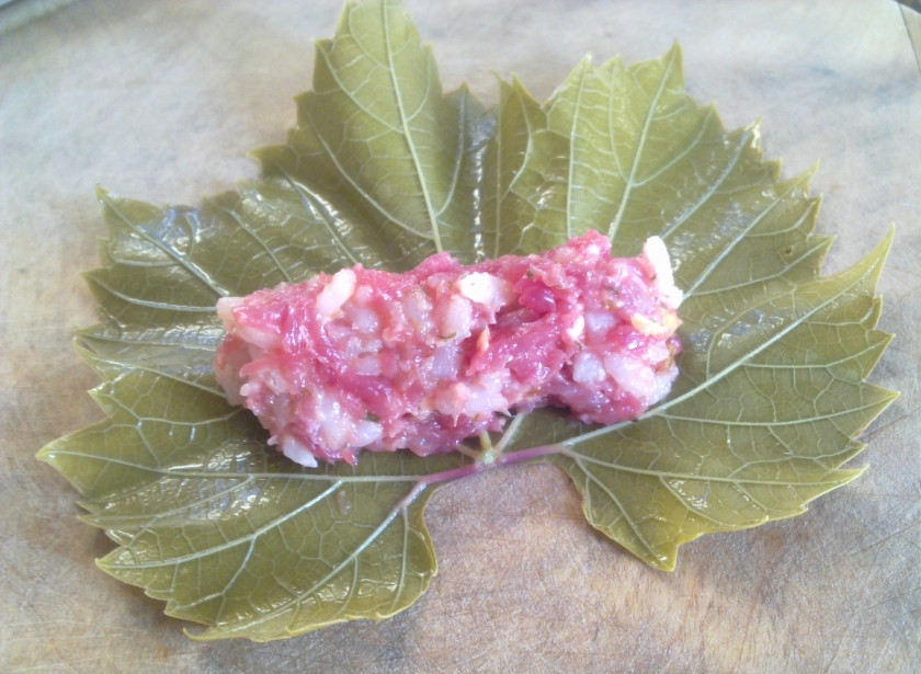 1. Этап. Голубцы из виноградных листьев: Заверните в лист немного начинки. Не стоит добавлять много, тогда голубцы не сохранят форму, а листья могут прорваться.