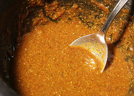 1. Этап. Курица с грецкими орехами: 5. Соус разводим уксусом и небольшим количеством бульона от курицы.