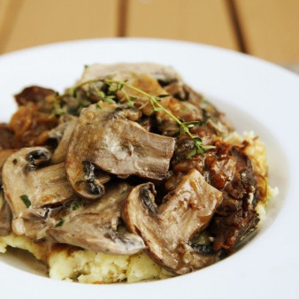 Картофель, тушенный с грибами и луком