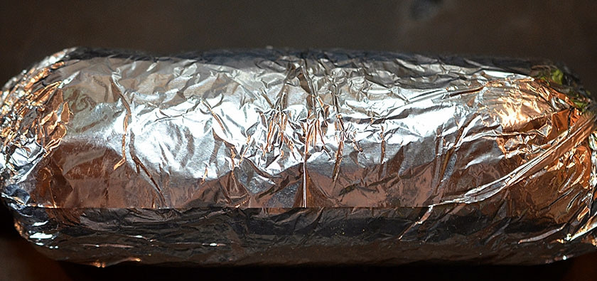 1. Этап. Рулет из рыбы с овощами: 5. Заверните плотно в фольгу.