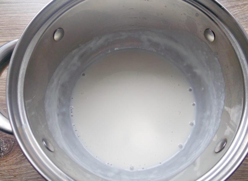 1. Этап. Салеп: Поставьте на медленный огонь и варите, все время мешая до загустения.