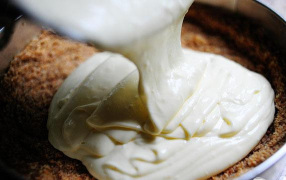 1. Этап. Ежевичный чизкейк: 4. Вылить полученную смесь поверх вафельной массы в форме. Выпекать в течение 1 часа 10 минут. Выключить духовку, приоткрыть дверцу и дать чизкейку постоять в духовке течение 15 минут. Извлечь из формы и дать остыть.