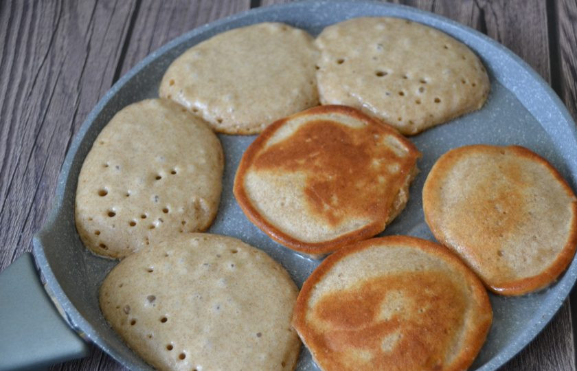 1. Этап. Ржаные оладьи на кефире: Жарьте оладьи на растительном масле с обеих сторон.