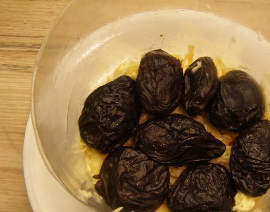 1. Этап. Салат Любимый с черносливом: Сверху майонеза идёт половина тёртого твёрдого сыра и тёртое сливочное масло. Поверх масла выкладываем чернослив.