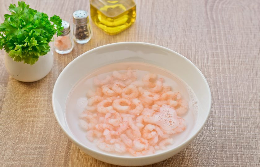 1. Этап. Салат из авокадо с креветками без майонеза: Замороженные креветки переложите в миску и залейте кипятком, буквально на 2 минуты.