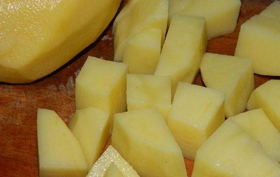 1. Этап. Томатный суп пюре с рисом: Картошку чистим от кожуры и промываем под проточной водой. Режем крупными брусочками и добавляем в кастрюлю, где варится рис. Пену снимаем шумовкой. Варим картошку 15 минут. В это время займемся зажаркой.