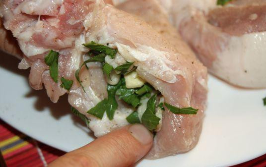 1. Этап. Мясо и любисток: Начинкой нафаршировать кармашки и перевязать мясо ниткой по периметру.