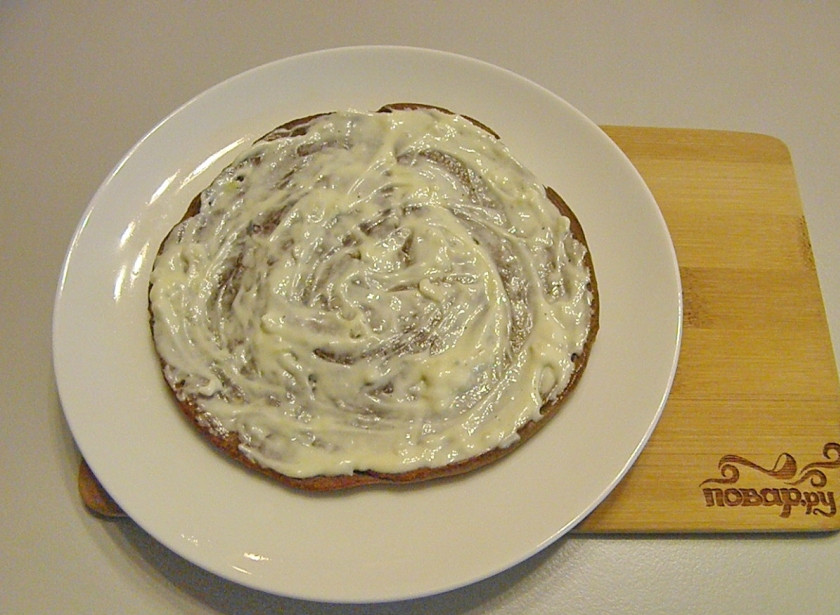 1. Этап. Печеночный торт из куриной печени: Чуть остывший корж смажьте майонезом с чесноком.