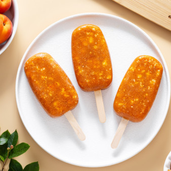 Мороженое из абрикосовых косточек с абрикосами и дыней