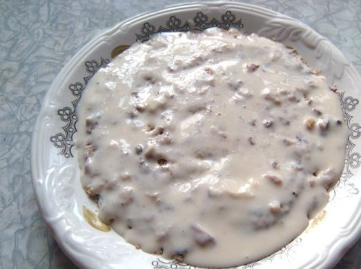 1. Этап. Пряничный торт без выпечки: 5. Кусочки пряников обмакнуть в готовый крем и выложить в форму. Сверху обильно смазать кремом.