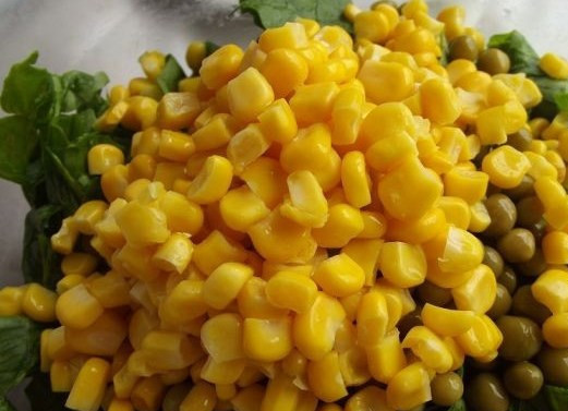 1. Этап. Салат из куриной грудки: Кукурузку.