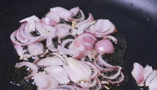 1. Этап. Мексиканское тако: 9. Когда лепешки будут готовы, можно заняться начинкой. На сковороде с небольшим количеством растительного масла обжарьте нарезанный кубиками лук.