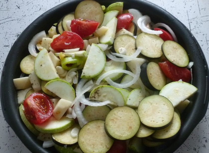 1. Этап. Турлу: Возьмите большую форму для запекания, выложите подготовленные овощи, приправьте солью и перцем по вкусу. Добавьте орегано и перемешайте.