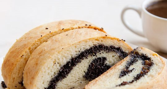 1. Этап. Рулет с маком без дрожжей: Противень застелите бумагой для выпечки. Рулет смажьте яйцом. Запекайте в разогретой до 180 градусов духовке 45 минут. Приятного аппетита!