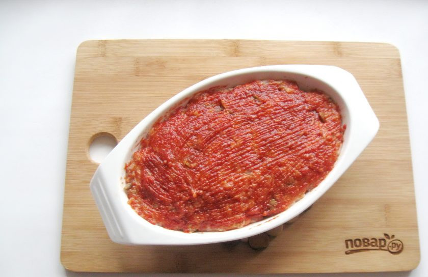 1. Этап. Мясной хлеб с грибами: Смешайте томатную пасту, горчицу и сахар. Смажьте верх мясного хлеба.