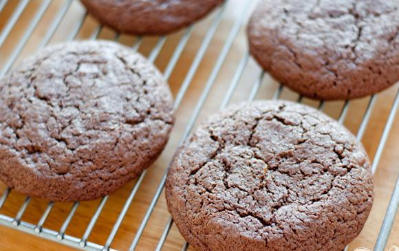 1. Этап. Шоколадное печенье с ванилью: 5. Расположить печенье на расстоянии 5 см друг от друга. Выпекать в течение 18-20 минут, пока края не начнут твердеть, а центр не приподнимется. Дать остыть на противне в течение 2 минут, после чего дать полностью остыть перед подачей на стол.