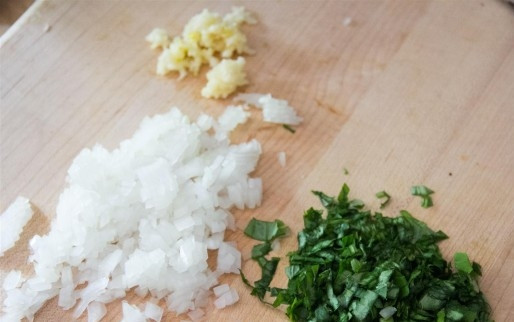 1. Этап. Сливочный дип: Выдавите чеснок, нарубите базилик и лук.