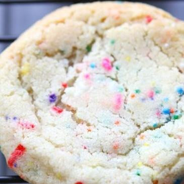 1. Этап. Печенье Конфетти: 5. Выпекать около 15 минут, до светло-золотистого цвета по краям. Проверить готовность печенья уже через 10 минут. Остудить готовое печенье на решетке.