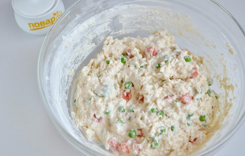 1. Этап. Булочки с брынзой и зеленым горошком: 7. Тщательно перемешайте, стараясь не давить горошек и кусочки помидора, они должны остаться целыми. Консистенция теста - в меру густая, как домашняя сметана.