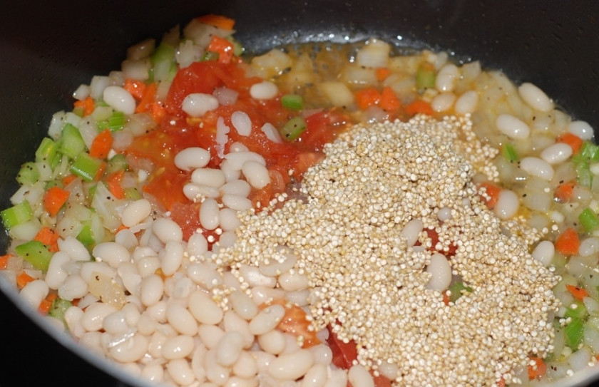 1. Этап. Суп с киноа: Если вы готовите в казане, влейте туда же бульон овощной. Если нет - влейте его в кастрюлю, поставьте на огонь, переложите в нее обжарку овощную. Добавьте предварительно замоченную фасоль, киноа, помидоры измельченные. Помидоры советую ошпарить и очистить от кожицы. Проварите всё минут 15 на среднем огне.