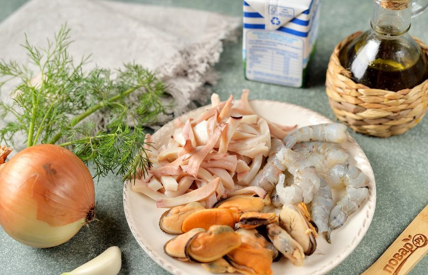 1. Этап. Морепродукты в сливочном соусе: Подготовьте ингредиенты. Морепродукты промойте, почистите креветочные хвосты от панциря, удалите кишечник и остатки водорослей внутри мидий.