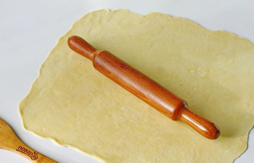 1. Этап. Штрудель с рыбой: Поверхность стола и скалку смажьте растительным маслом. Раскатайте тесто в форме прямоугольника, чем тоньше получится, тем лучше!