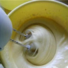 1. Этап. Летний кекс с ягодами: 3. Теперь муку и пекарский порошок нам надо смешать в отдельной миске. (Так порошок в тесте лучше распределяется). Молочно-масляную смесь вливаем в сбитые яйца, поле мы добавляем муку и вымешиваем, должно получиться однородная масса.