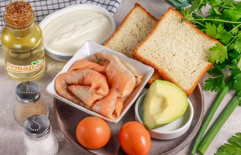 1. Этап. Тост с авокадо, соленой семгой и яйцом пашот: Подготовьте указанные ингредиенты. Хлеб желательно использовать тостовый, но можно заменить его нарезкой кирпичика, батона.