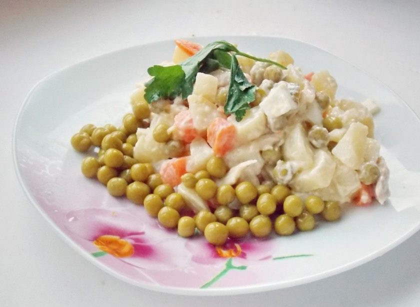 1. Этап. Оливье с курицей: 4. Дайте салату пропитаться, а для этого поставьте его в холодильник хотя бы на один час. Затем подавайте порционно или в салатнице.