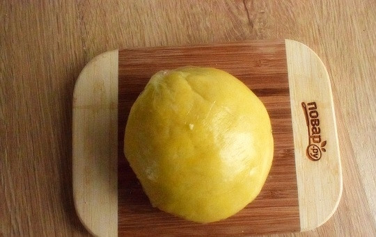 1. Этап. Печенье с ревенем: Оставьте тесто в холодильнике на 10 минут.