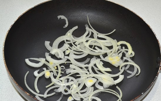 1. Этап. Мандирмак: 3. Отправьте на сковороду с небольшим количеством растительного масла. Обжарьте до прозрачности.