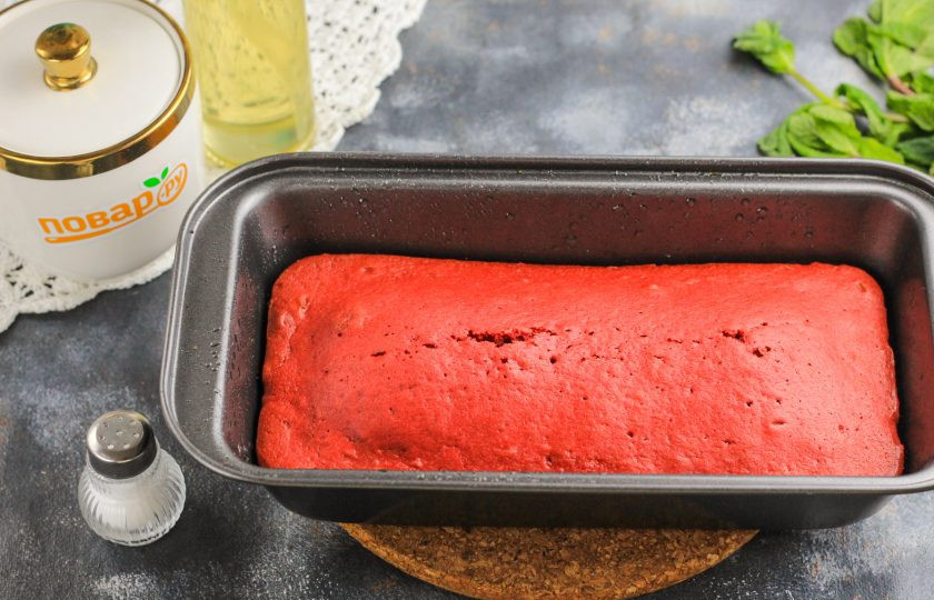 1. Этап. Трайфлы Красный бархат: Разогрейте духовку до 160 градусов и поместите формы на средний яру. Выпекайте примерно 25-30 минут. Если печете все тесто в одной форме, то выпекайте примерно 45-50 минут и проверяйте деревянной шпажкой. Пока выпекаются коржи, извлеките сливочное масло из холодильника, чтобы оно стало мягким.