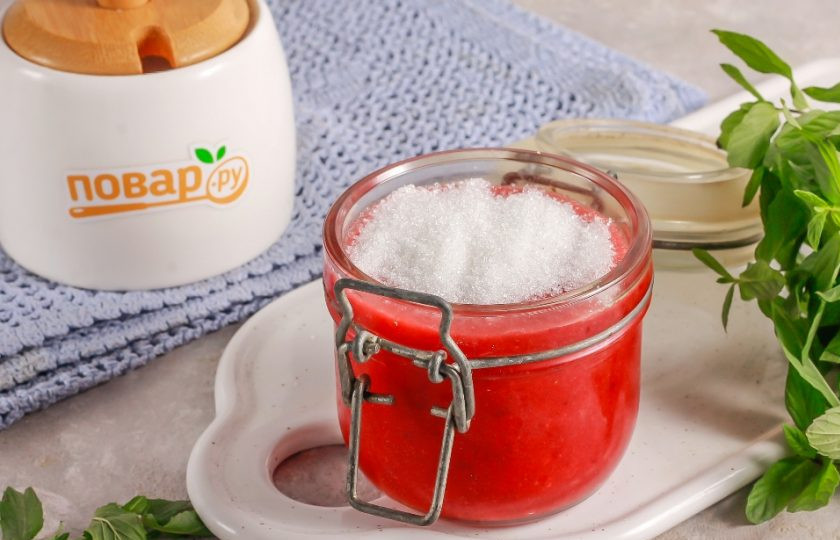 1. Этап. Свежая клубника с сахаром до весны: Перелейте клубничную массу в сухую чистую банку. Желательно банку промыть и обсушить заранее. Сверху на варенье всыпьте оставшийся сахар и равномерно распределите. Эта 