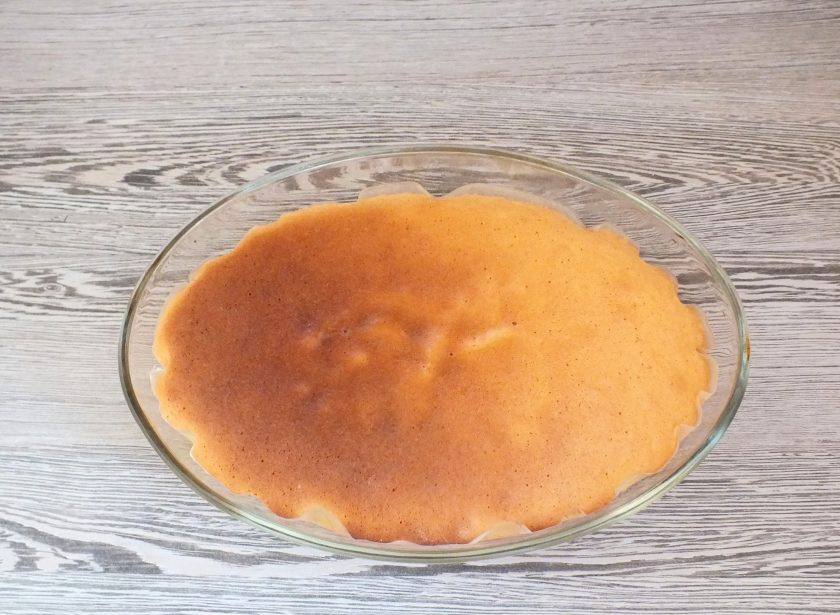 1. Этап. Пирог Три молока: По истечении времени достаньте готовый бисквит. Слегка охладите.