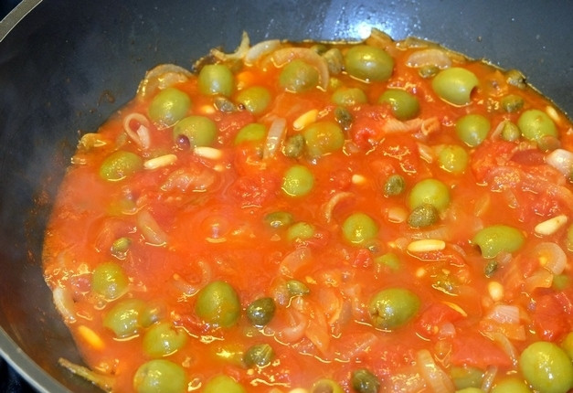1. Этап. Овощи по-сицилийски с каперсами: 11. Вливаем томатную пасту с помидорами и тушим еще 5 минут.