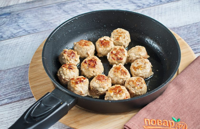 1. Этап. Шведские фрикадельки с кремовым соусом: На разогретом смальце слегка обжарьте фрикадельки до румяной корочки.