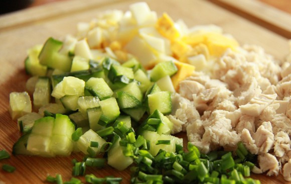 1. Этап. Протеиновые блинчики: 6. Рецепт приготовления протеиновых блинчиков можно дополнить вкусной и полезной начинкой. Для этого, например, можно нарезать куриное филе, огурец, вареное яйцо и свежую зелень.