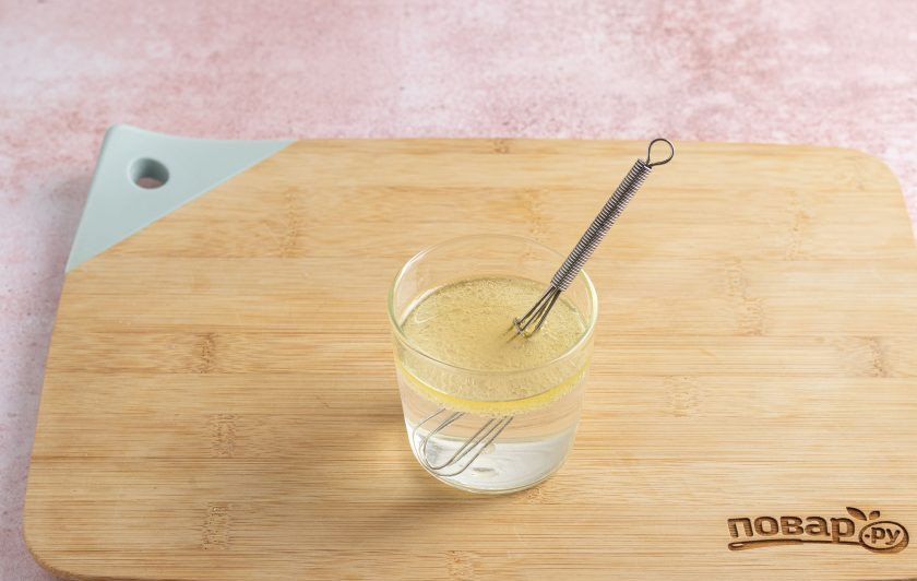 1. Этап. Ржаные лепешки постные: В отдельной емкости смешайте растительное масло с водой до однородности.